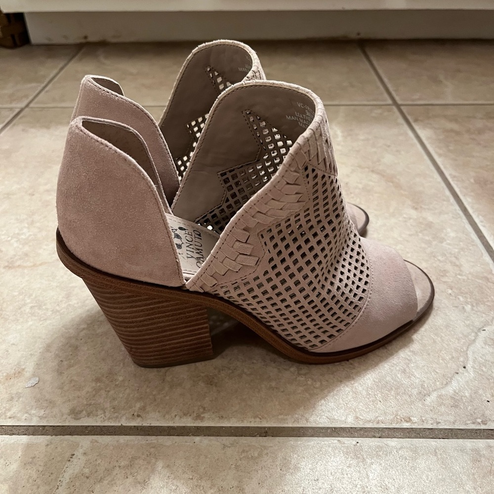 Vince Camuto Shoes Size 9 - taupe color.